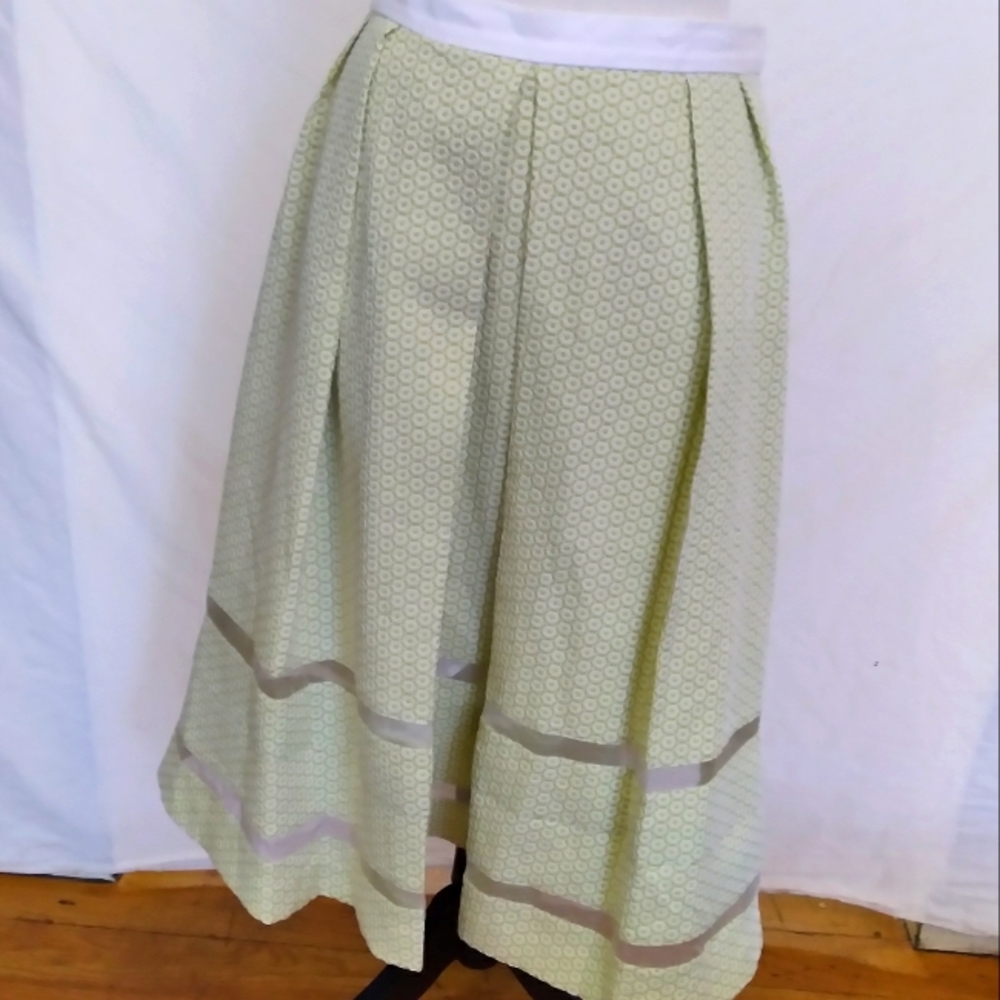 Axara green & white patterned pleated skirt sz 38 (US 8)